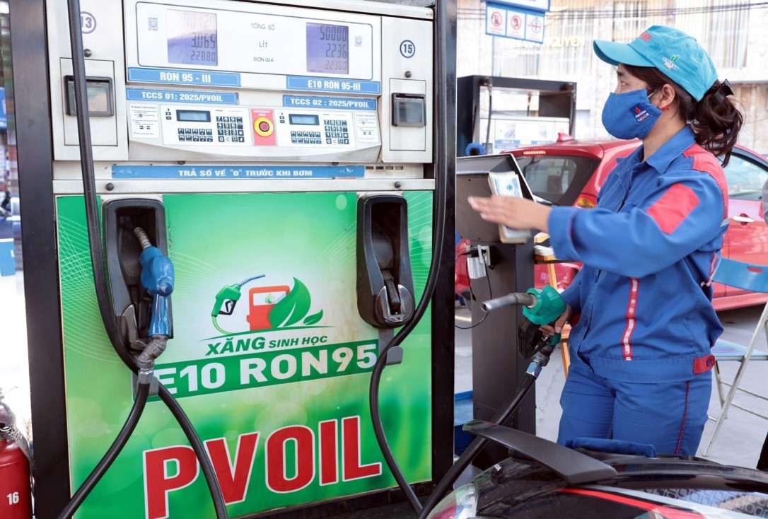 Gi&aacute; xăng dầu tối 23/9: E10 v&agrave; RON 92 c&oacute; triển vọng về 21.000 đồng/l&iacute;t từ mai, dầu diesel sẽ rẻ, gi&aacute; đầy b&igrave;nh &ocirc; t&ocirc; Toyota