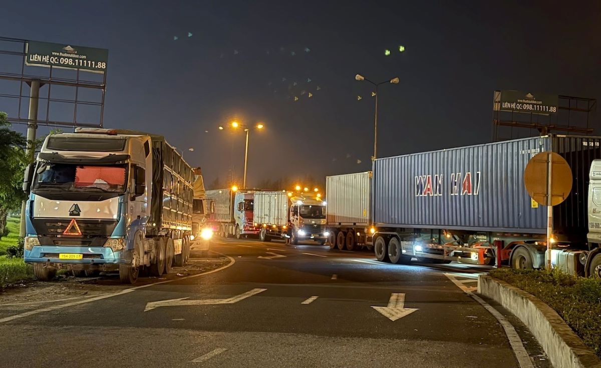 Hiện trường xe chở trụ b&ecirc; t&ocirc;ng lật ngang cầu Ph&uacute; Lương, Quốc lộ 5 &ugrave;n tắc k&eacute;o d&agrave;i