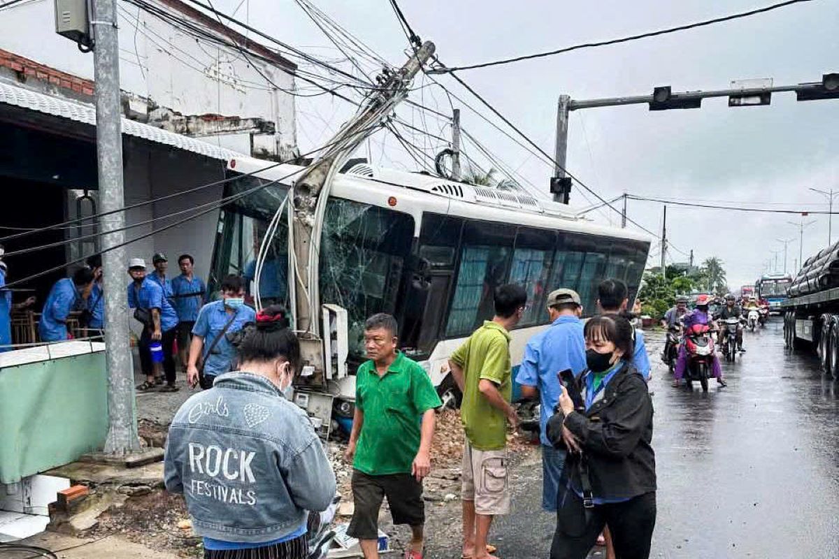 Vụ &ocirc; t&ocirc; chở gần 20 c&ocirc;ng nh&acirc;n t&ocirc;ng xe m&aacute;y, đ&acirc;m g&atilde;y trụ điện ở T&acirc;y Ninh: Một người phụ nữ nguy kịch