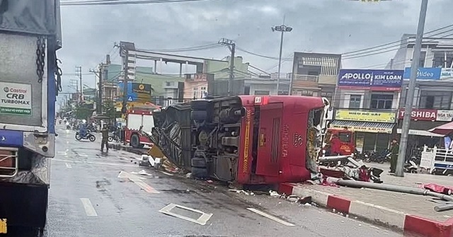 Tai nạn li&ecirc;n ho&agrave;n khiến &ocirc; t&ocirc; giường nằm chở 13 người lật tr&ecirc;n QL1, nhiều người bị thương 