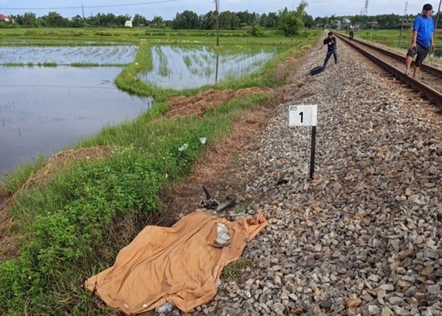 Hiện trường người đ&agrave;n &ocirc;ng bị t&agrave;u hỏa t&ocirc;ng tử vong, cả người v&agrave; xe bị cuốn v&agrave;o t&agrave;u