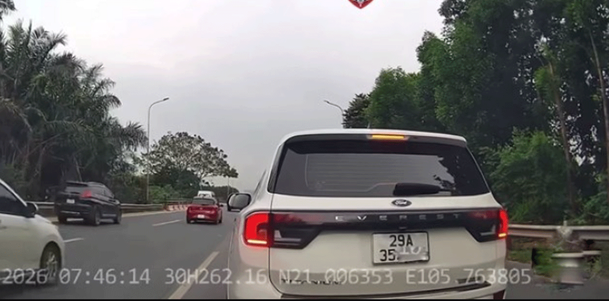 C&aacute;i kết vụ nam t&agrave;i xế &ocirc; t&ocirc; thản nhi&ecirc;n vượt l&agrave;n khẩn cấp, chặn đầu xe kh&aacute;c tr&ecirc;n Đại lộ Thăng Long