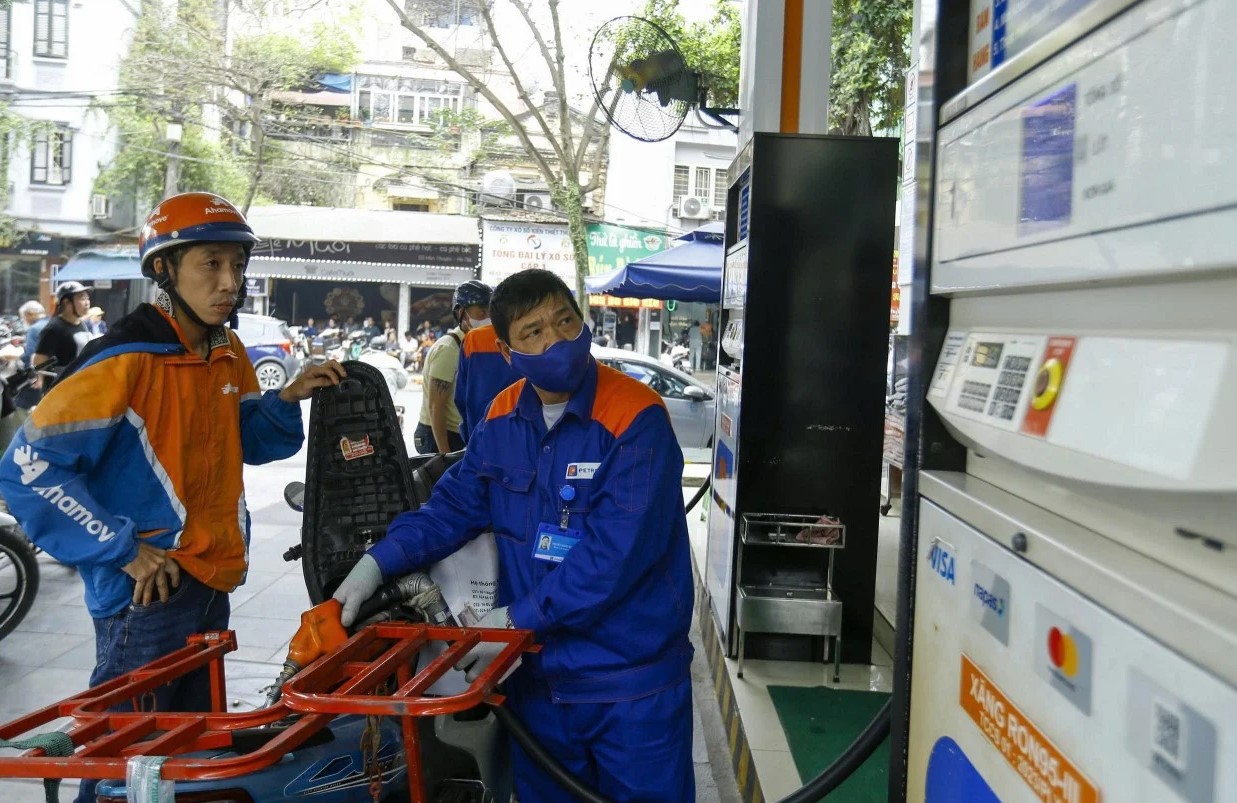 Gi&aacute; xăng dầu h&ocirc;m nay 25/9: E10 hơn 27.000 đồng/l&iacute;t, RON 92 c&aacute;ch đỉnh gần 4.000 đồng, gi&aacute; đầy b&igrave;nh xe c&ocirc;n tay 150-155cc