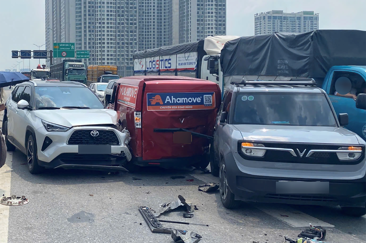 Hiện trường ba &ocirc; t&ocirc; t&ocirc;ng li&ecirc;n ho&agrave;n tr&ecirc;n đường V&agrave;nh đai 3 ở H&agrave; Nội, một xe nổ lốp