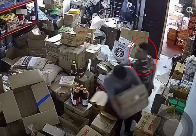 X&ocirc;n xao clip người đ&agrave;n &ocirc;ng &lsquo;tương t&aacute;c vật l&yacute;&rsquo; g&atilde;y mũi nh&acirc;n vi&ecirc;n giao h&agrave;ng v&igrave; bị va v&agrave;o ch&acirc;n