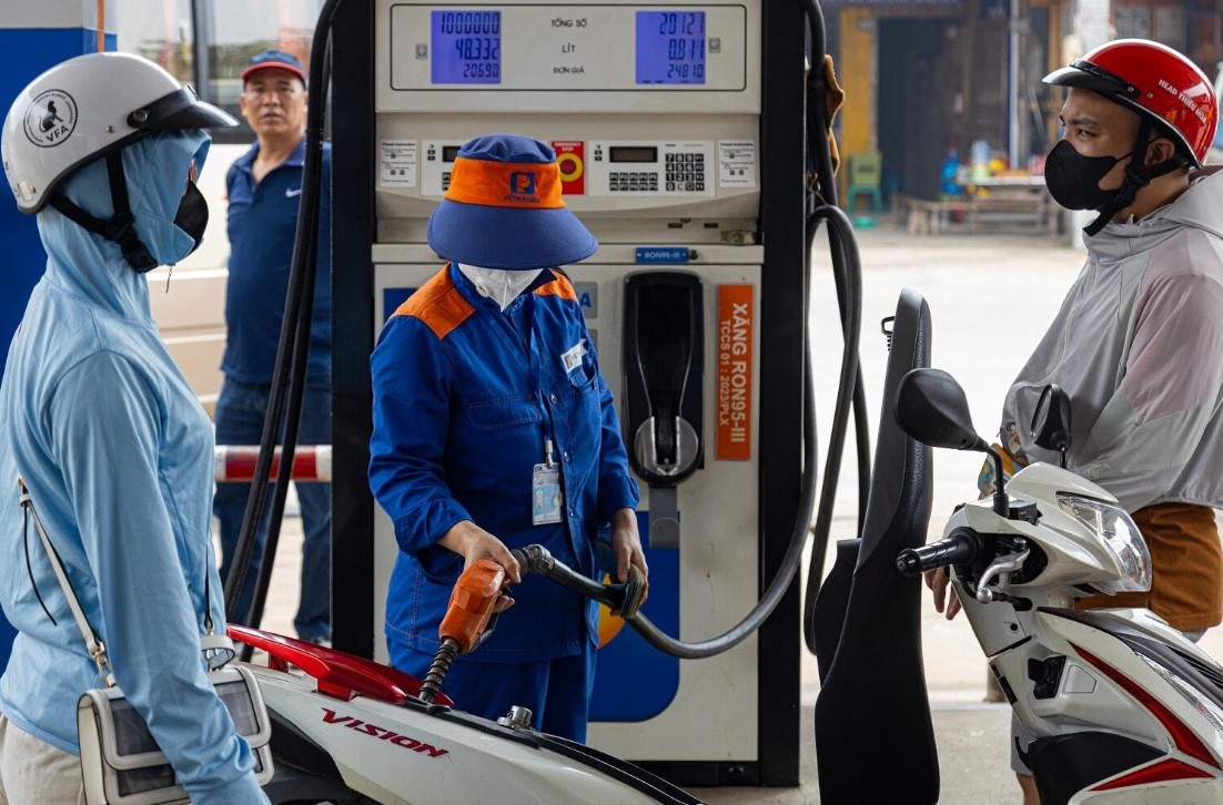 Gi&aacute; xăng dầu chiều 25/9: E5 RON 92 l&ecirc;n mốc 26.397 đồng/l&iacute;t, E10 RON 95 c&aacute;ch đỉnh 4.333 đồng, gi&aacute; đầy b&igrave;nh xe ga 125cc