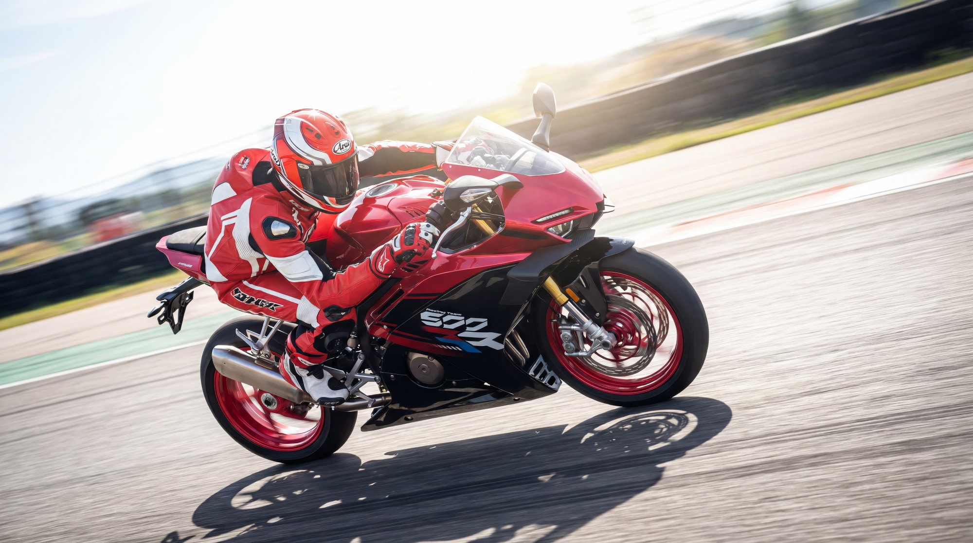 500RR 2025 gặp 500RR 2026: Ngoại h&igrave;nh gần như giống hệt, nhưng b&ecirc;n trong đ&atilde; kh&aacute;c một trời một vực