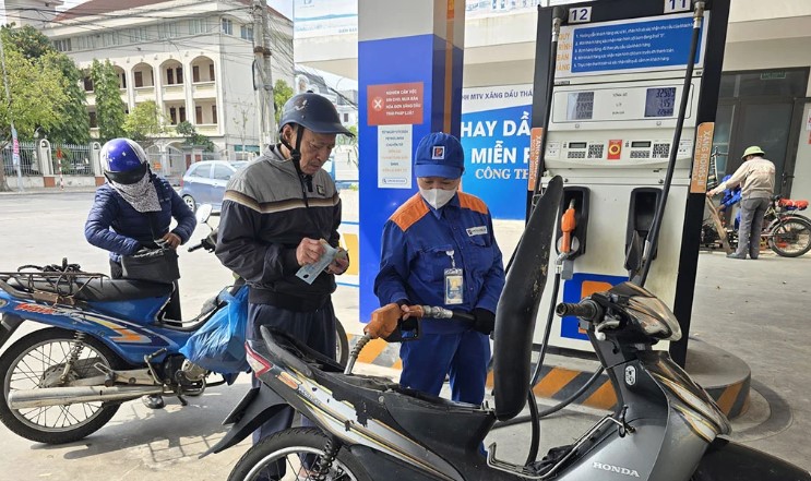 Cập nhật gi&aacute; xăng dầu h&ocirc;m nay 26/9 (tối 26/9) mới nhất: Dầu thế giới bất ngờ quay đầu giảm mạnh?