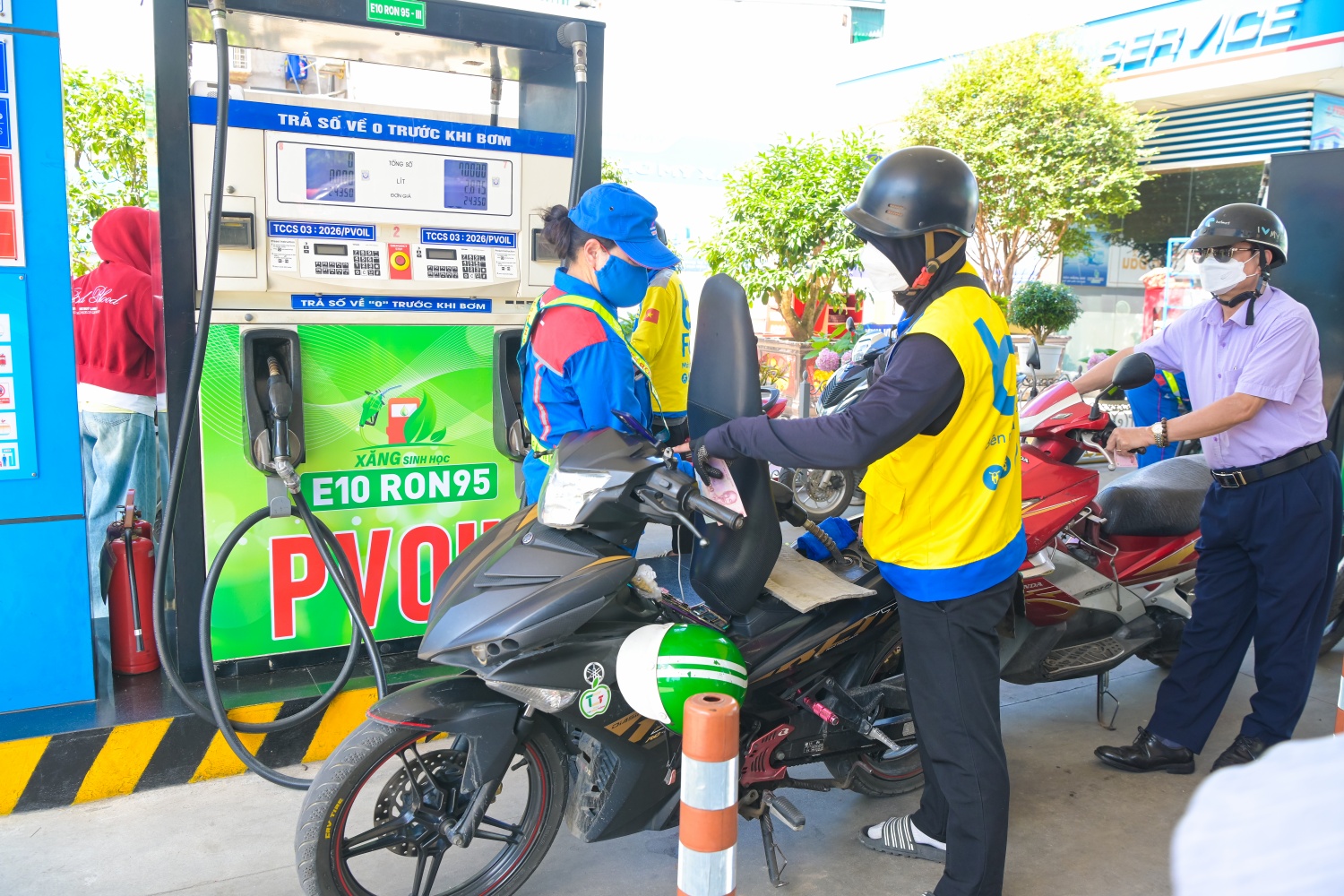 Gi&aacute; xăng dầu trưa 24/9: Dầu diesel tăng gần chạm đỉnh, xăng E5 RON 92 v&agrave; E10 RON 95 đều xa đ&aacute;y, gi&aacute; đầy b&igrave;nh &ocirc; t&ocirc; Mazda