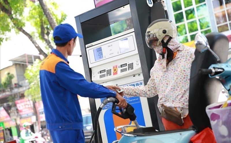 Gi&aacute; xăng dầu chiều 27/9: E5 RON 92 v&agrave; E10 RON 95 hứa hẹn về 21.000 đồng/l&iacute;t từ kỳ sau? Gi&aacute; đầy b&igrave;nh xe c&ocirc;n tay 150-155cc