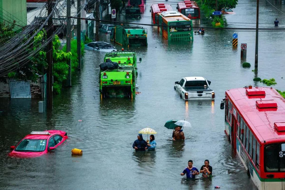 To&agrave;n cảnh ngập lụt ở Bangkok: Lượng mưa gần gấp đ&ocirc;i mức trung b&igrave;nh, trường học đ&oacute;ng cửa