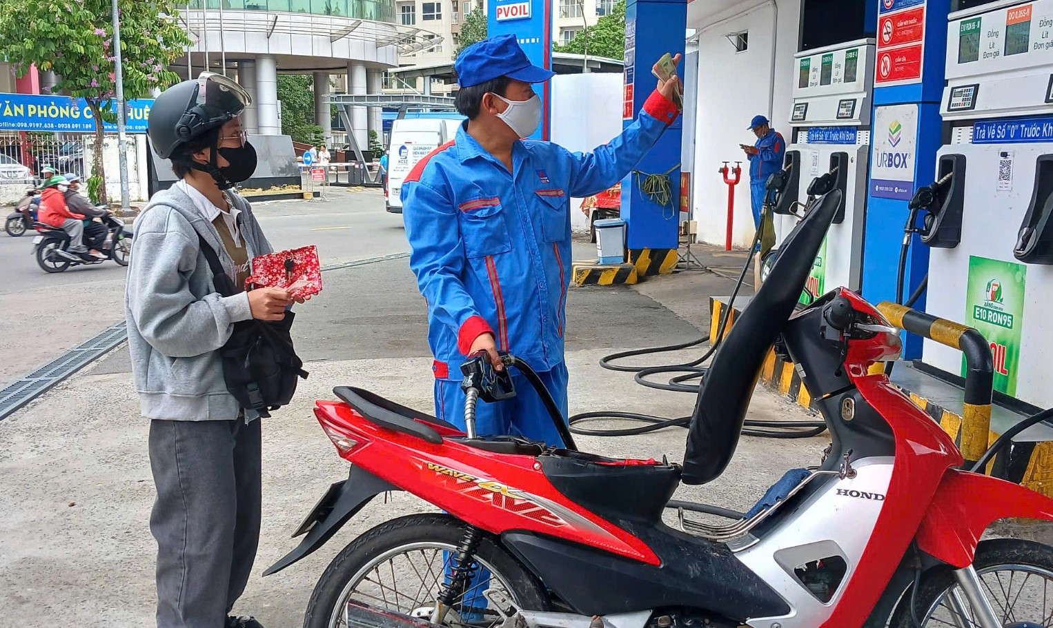 Gi&aacute; xăng dầu trưa 28/9: E5 RON 92 thấy đường về đ&aacute;y, E10 RON 95 tuần n&agrave;y xuống 21.000 đồng/l&iacute;t? Gi&aacute; xe VinFast VF 8 rẻ