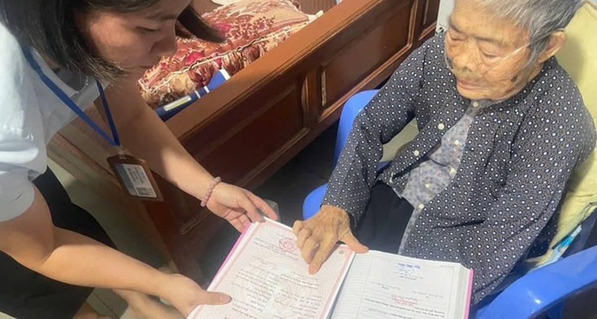 Cụ &ocirc;ng S&aacute;i Văn C&aacute; 92 tuổi ở H&agrave; Nội được c&aacute;n bộ đến tận nh&agrave; hỗ trợ đăng k&yacute; kết h&ocirc;n