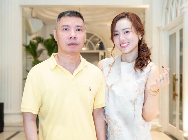 Vợ trẻ k&eacute;m 15 tuổi của NSND C&ocirc;ng L&yacute; bất ngờ nhận tin nhắn &lsquo;thả th&iacute;nh&rsquo; từ &lsquo;hồng h&agrave;i nhi&rsquo;, c&aacute;ch đ&aacute;p lại g&acirc;y ch&uacute; &yacute;