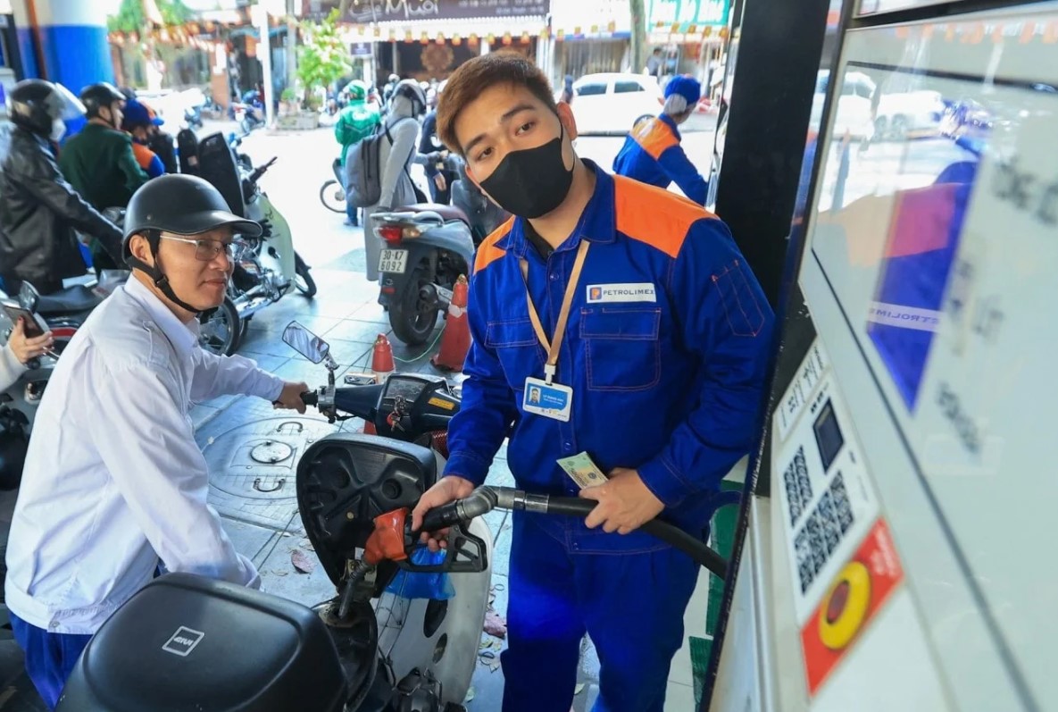 Gi&aacute; xăng dầu chiều 29/9: E10 RON 95 kỳ tới hứa hẹn về 19.000 đồng/l&iacute;t, E5 RON 92 &lsquo;thủng đ&aacute;y&rsquo;? Gi&aacute; đầy b&igrave;nh xe ga 110cc