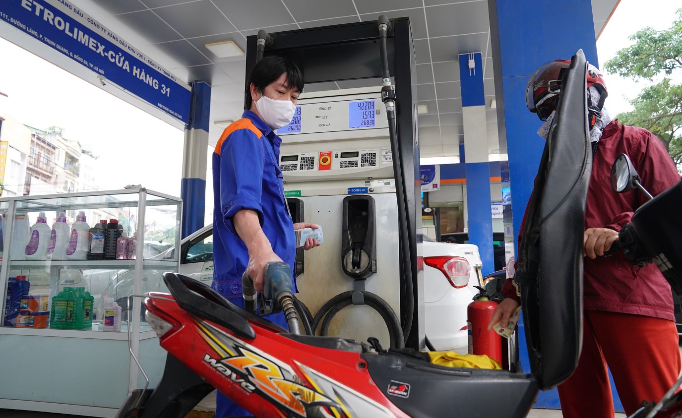 Gi&aacute; xăng dầu h&ocirc;m nay 30/9: RON 92 v&agrave; E10 RON 95 kỳ tới tr&agrave;n trề cơ hội về 20.000 đồng/l&iacute;t? Gi&aacute; đầy b&igrave;nh xe c&ocirc;n tay 150cc