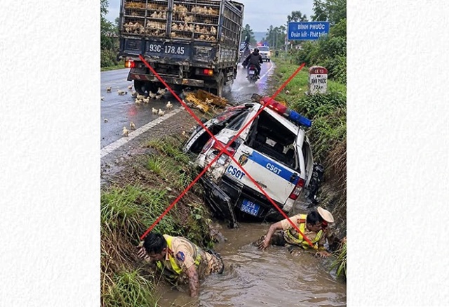 Thực hư h&igrave;nh ảnh CSGT gặp nạn dưới mương nước: Cả xe v&agrave; người rơi xuống mương