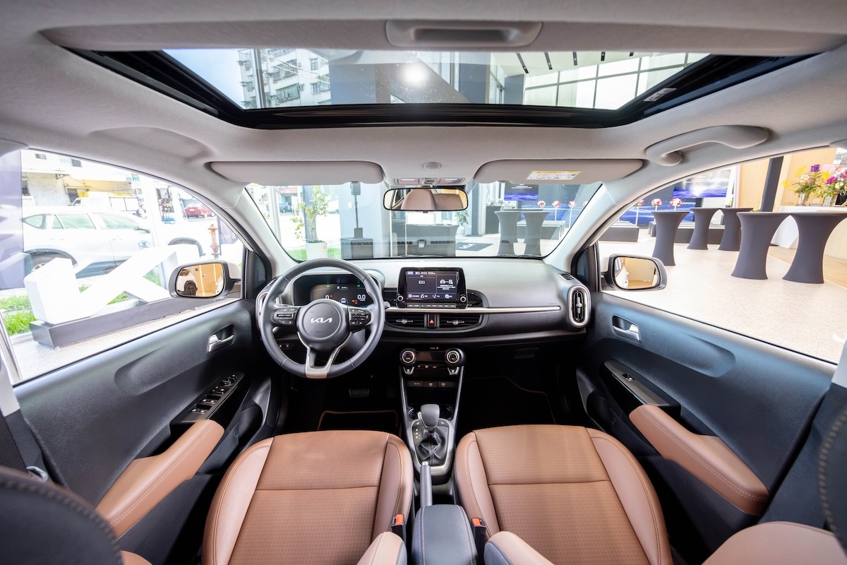 Kia ch&iacute;nh thức ra mắt &lsquo;vua hatchback cỡ A&rsquo; mới đẹp long lanh: C&oacute; 7 t&uacute;i kh&iacute; v&agrave; ADAS ăn đứt Hyundai Grand i10, gi&aacute; rẻ ảnh 4