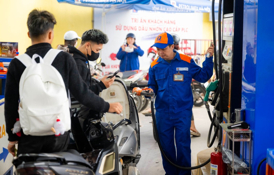 Gi&aacute; xăng dầu h&ocirc;m nay 2/10: E5 RON 92 v&agrave; E10 RON 95 tăng th&ocirc;ng 5 kỳ liền, đầy b&igrave;nh xe c&ocirc;n tay 150-160cc bao nhi&ecirc;u tiền?