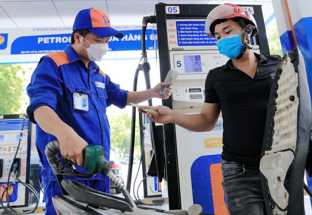 Gi&aacute; xăng dầu tối nay 1/10: E10 RON 95 rẻ hơn đỉnh 4.231 đồng, RON 92 c&aacute;ch đ&aacute;y 7.378 đồng, gi&aacute; đầy b&igrave;nh xe ga 150-160cc