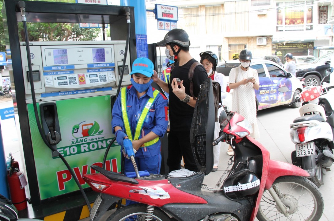 Gi&aacute; xăng dầu trưa 1/10: Dầu diesel sắp rẻ, E10 v&agrave; RON 92 c&oacute; khả năng về 20.000 đồng/l&iacute;t từ chiều nay? Gi&aacute; đầy đ&igrave;nh xe số