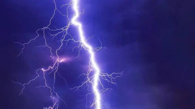 Đang ngồi trước hi&ecirc;n nh&agrave;, nam thanh ni&ecirc;n ở L&acirc;m Đồng bị s&eacute;t đ&aacute;nh tử vong
