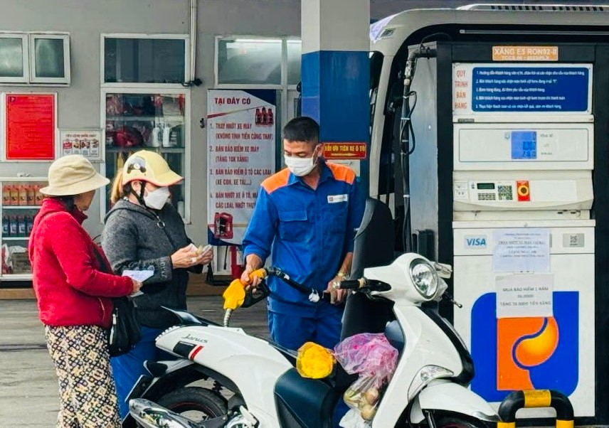 Gi&aacute; xăng dầu chiều 2/10: Dầu đ&atilde; rẻ, E10 RON 95 v&agrave; RON 92 kỳ tới c&oacute; thể xuống 21.000 đồng/l&iacute;t? Gi&aacute; lăn b&aacute;nh VinFast VF 5