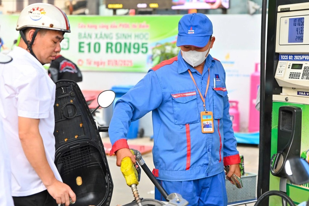 Gi&aacute; xăng dầu tối 2/10: Dầu giảm, E5 RON 92 v&agrave; E10 RON 95 kỳ tới c&oacute; khả năng về 21.000 đồng/l&iacute;t? Gi&aacute; đầy b&igrave;nh xe ga 125cc