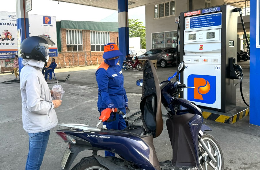 Gi&aacute; xăng dầu trưa nay 2/10: Dầu giảm 780 đồng, E10 v&agrave; RON 92 c&aacute;ch mốc 20.000 đồng/l&iacute;t bao nhi&ecirc;u? Gi&aacute; đầy b&igrave;nh &ocirc; t&ocirc; Honda