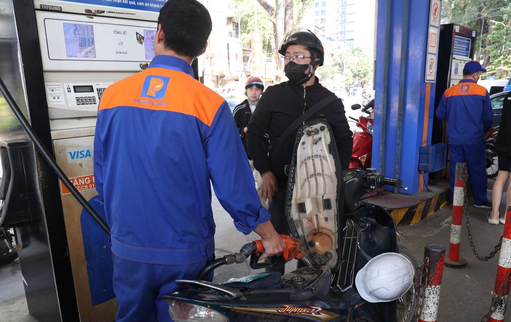 Gi&aacute; xăng dầu trưa nay 3/10: Kỳ tới, E5 RON 92 v&agrave; E10 RON 95 khả thi về 21.000 đồng/l&iacute;t? Bảng gi&aacute; đầy b&igrave;nh &ocirc; t&ocirc; Toyota