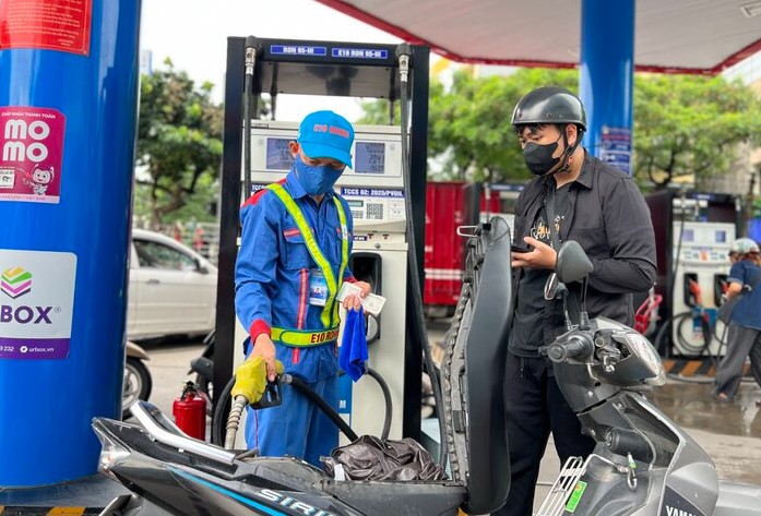 Gi&aacute; xăng dầu chiều 4/10: RON 92 v&agrave; E10 RON 95 c&oacute; thể đua giảm với dầu, về 20.000 đồng/l&iacute;t? Gi&aacute; đầy b&igrave;nh xe c&ocirc;n tay 150cc