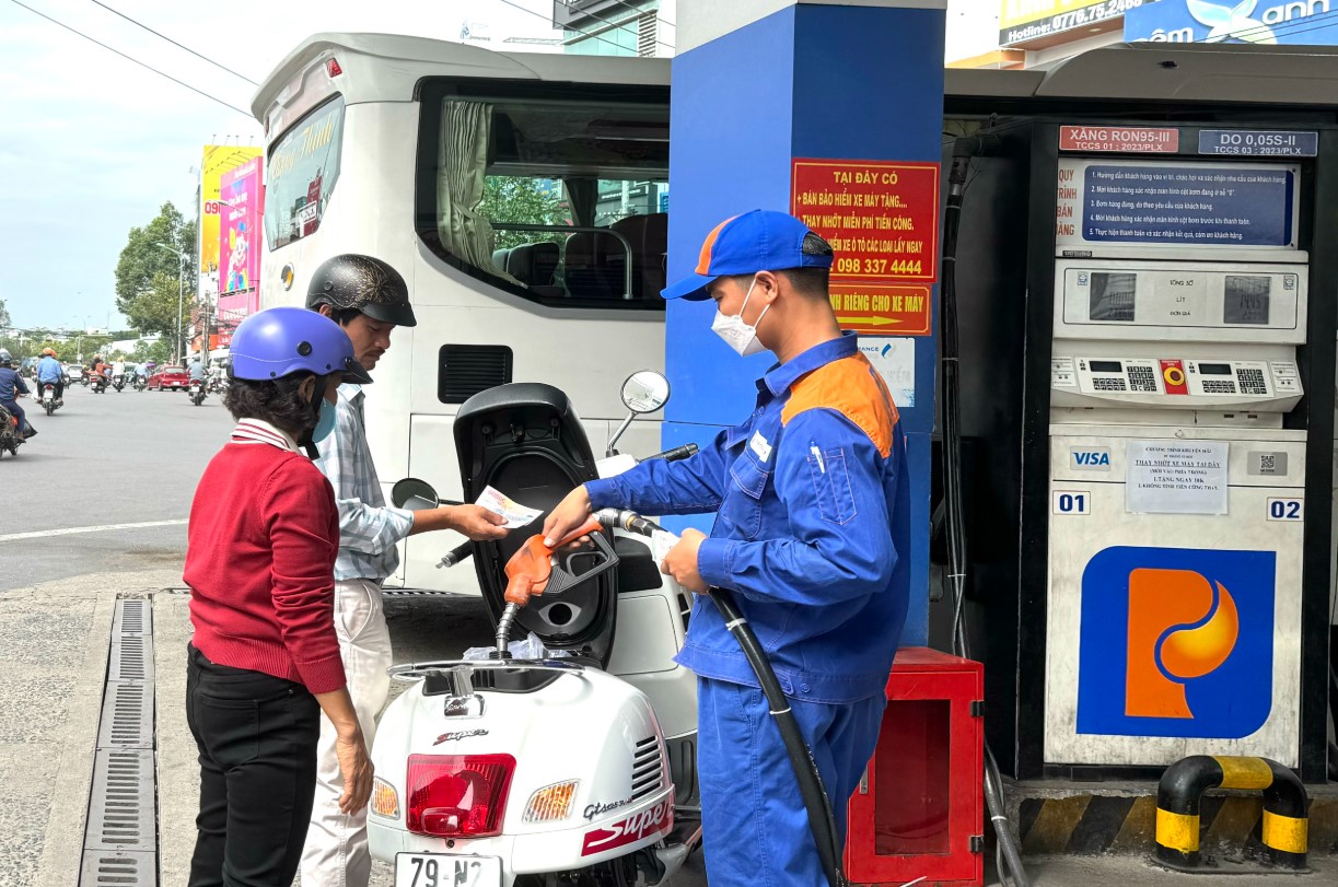 Gi&aacute; xăng dầu tối 4/10: Dầu vừa giảm, kỳ tới RON 92 v&agrave; E10 RON 95 c&oacute; khả năng về 20.000 đồng/l&iacute;t? Gi&aacute; đầy b&igrave;nh &ocirc; t&ocirc; Honda