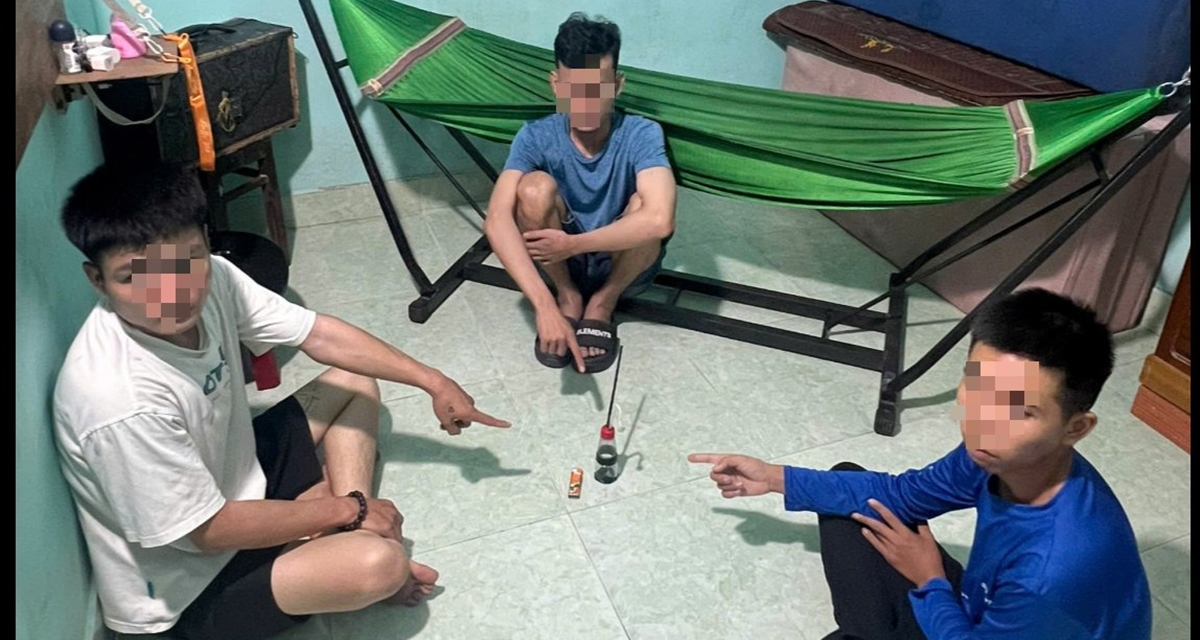 Kiểm tra đột xuất nh&agrave; cụ &ocirc;ng 73 tuổi ở Gia Lai, c&ocirc;ng an bắt khẩn cấp 3 thanh ni&ecirc;n SN 2002