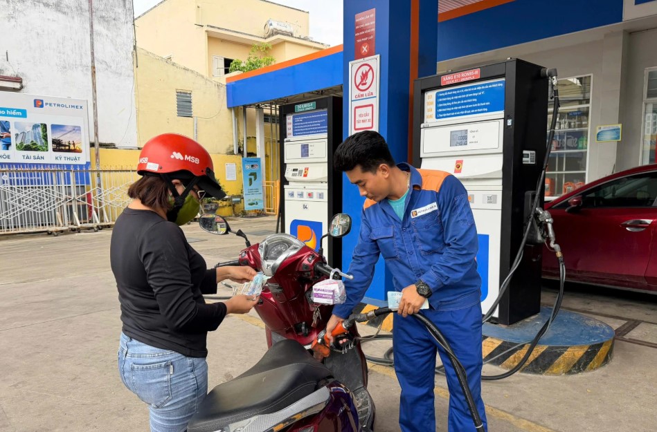 Gi&aacute; xăng dầu trưa 5/10: Dầu tụt &lsquo;cắm đầu&rsquo;, E5 RON 92 v&agrave; E10 RON 95 tuần n&agrave;y về 20.000 đồng/l&iacute;t? Gi&aacute; đầy b&igrave;nh &ocirc; t&ocirc; Toyota