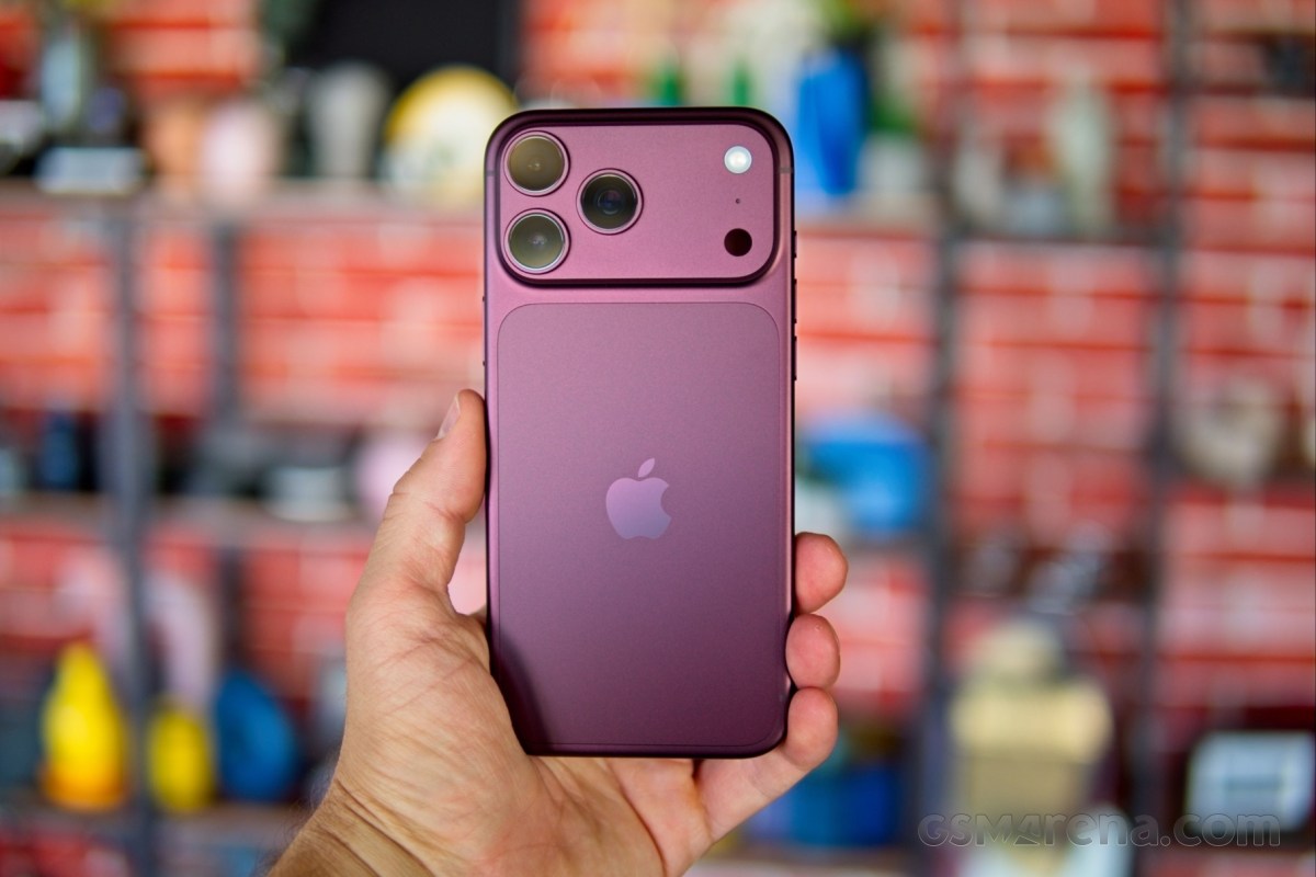 Bảng gi&aacute; iPhone mới ch&iacute;nh h&atilde;ng Việt Nam h&ocirc;m nay 5/10: iPhone 18 Pro bắt đầu rẻ, iPhone 17 Pro Max b&aacute;n xả kho
