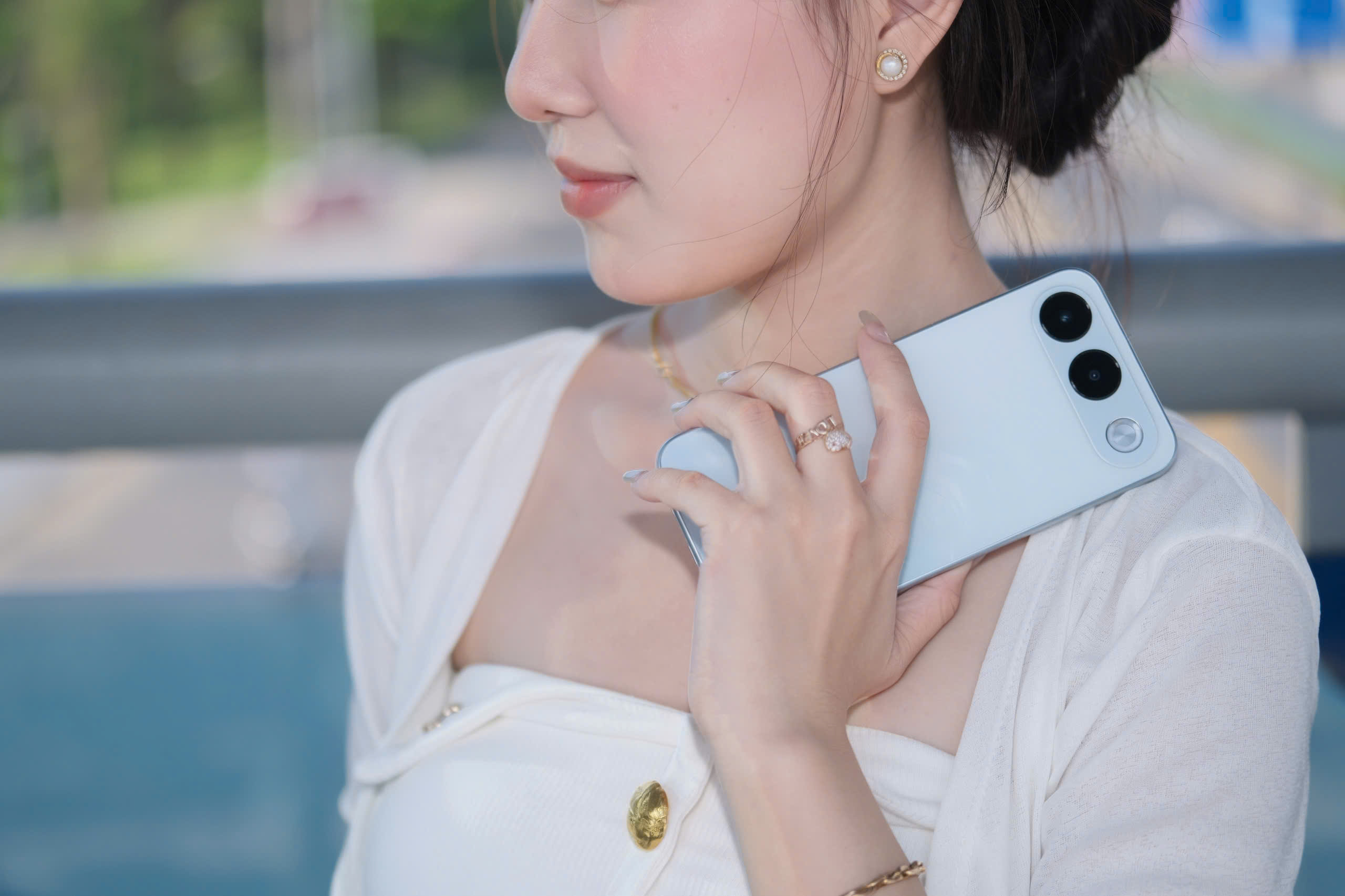 Tr&ecirc;n tay OPPO A7 Pro 5G: Lưng nh&aacute;m sang trọng, m&agrave;n h&igrave;nh m&atilde;n nh&atilde;n v&agrave; nguồn cảm hứng cho giới s&aacute;ng tạo