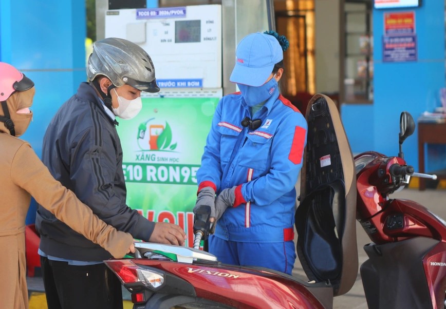 Gi&aacute; xăng dầu trưa 6/10: Cắt đ&agrave; tăng, RON 92 v&agrave; E10 RON 95 kỳ tới c&oacute; thể về 20.000 đồng/l&iacute;t? Gi&aacute; đầy b&igrave;nh xe ga 150-160cc
