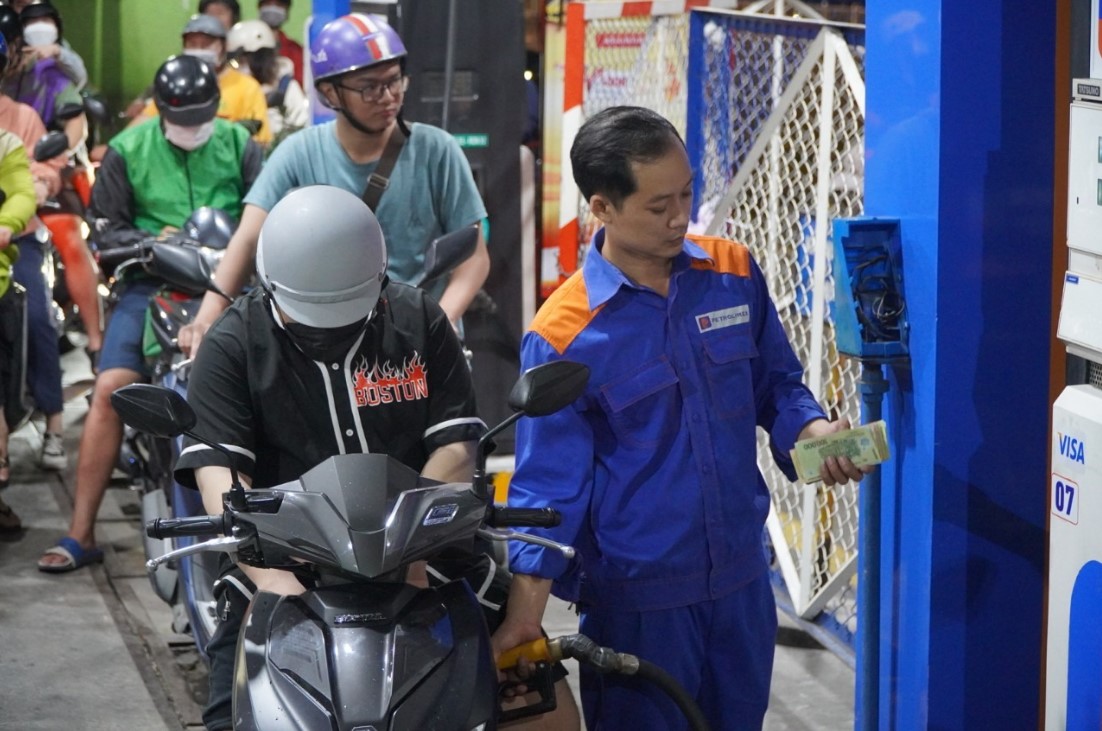 Gi&aacute; xăng dầu chiều nay 7/10: E10 RON 95 v&agrave; RON 92 c&oacute; chiều hướng giảm về 19.000 đồng/l&iacute;t từ mai? Gi&aacute; đầy b&igrave;nh &ocirc; t&ocirc; Mazda