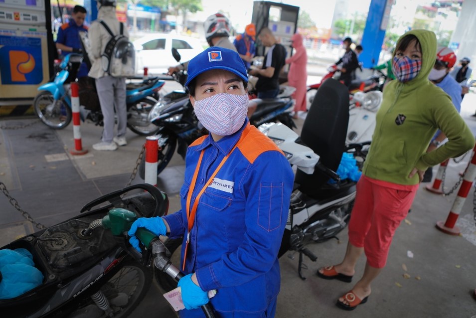 Gi&aacute; xăng dầu h&ocirc;m nay 8/10: Dầu diesel đ&atilde; hạ, E5 RON 92 v&agrave; E10 RON 95 c&aacute;ch đ&aacute;y hơn 7.000 đồng, gi&aacute; lăn b&aacute;nh VinFast VF 3