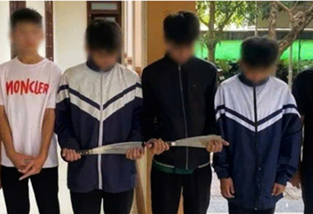 2 nh&oacute;m học sinh lớp 8 ở H&agrave; Tĩnh mang dao phay đến trường, hẹn giải quyết m&acirc;u thuẫn tr&ecirc;n s&acirc;n b&oacute;ng