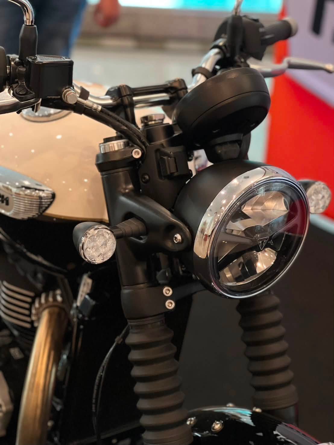Cận cảnh Triumph Bonneville T40 lộ diện: \'Bonneville một m&aacute;y\' khiến BSA v&agrave; Royal Enfield phải d&egrave; chừng