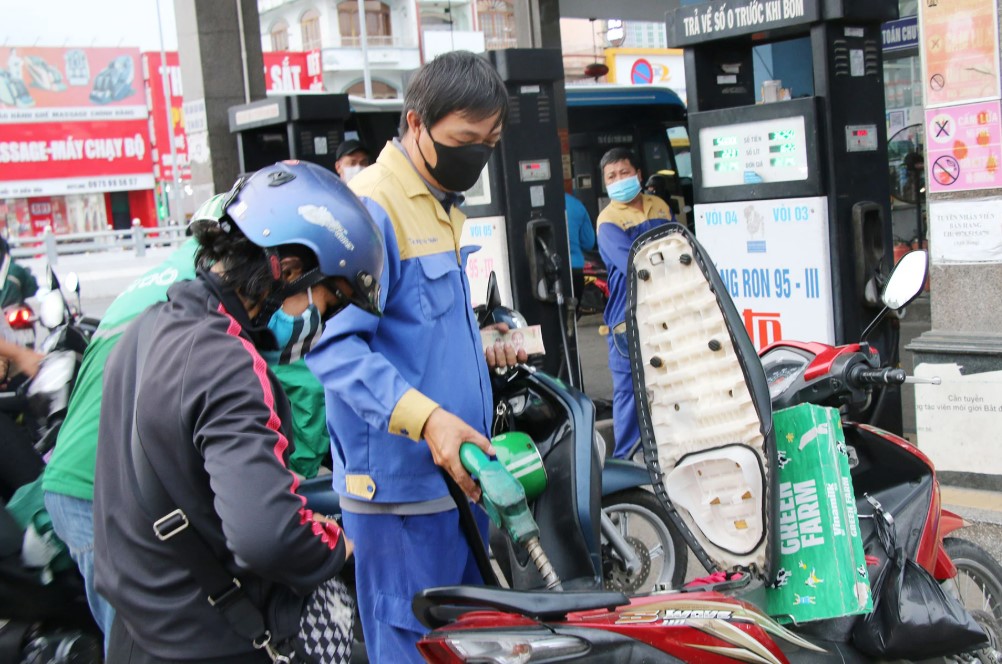 Gi&aacute; xăng dầu chiều 8/10: Dầu diesel tiếp tục giảm, RON 92 v&agrave; E10 RON 95 l&ecirc;n hơn 1.000 đồng, gi&aacute; đầy b&igrave;nh xe ga 150-160cc