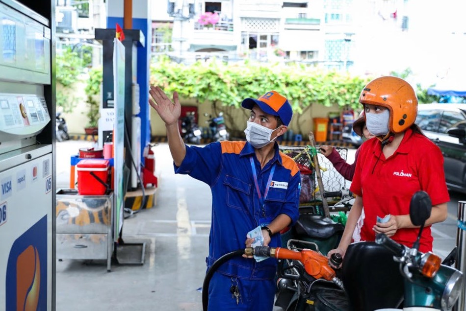 Gi&aacute; xăng dầu tối 8/10: Xăng E10 RON 95 v&agrave; E5 RON 92 tăng 6 kỳ li&ecirc;n tiếp, đ&atilde; rất gần đỉnh, gi&aacute; đầy b&igrave;nh xe c&ocirc;n tay 150cc