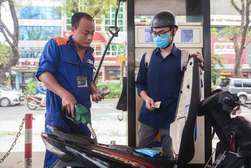 Gi&aacute; xăng dầu trưa 8/10: Dầu diesel đ&atilde; rẻ, RON 92 v&agrave; E10 RON 95 thấp hơn đỉnh 3.500-4200 đồng, gi&aacute; đầy b&igrave;nh xe ga 110cc