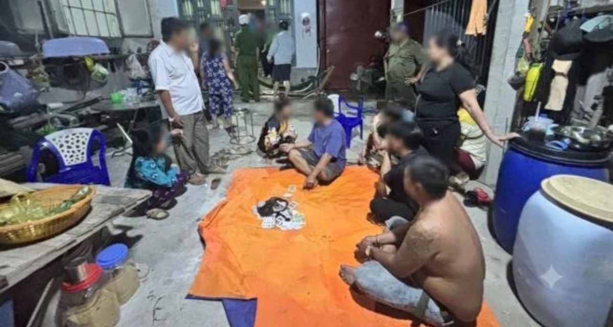 Đồng Th&aacute;p: Đột xuất kiểm tra một căn nh&agrave; l&uacute;c 22 giờ, bắt quả tang nh&oacute;m 10 người nam nữ