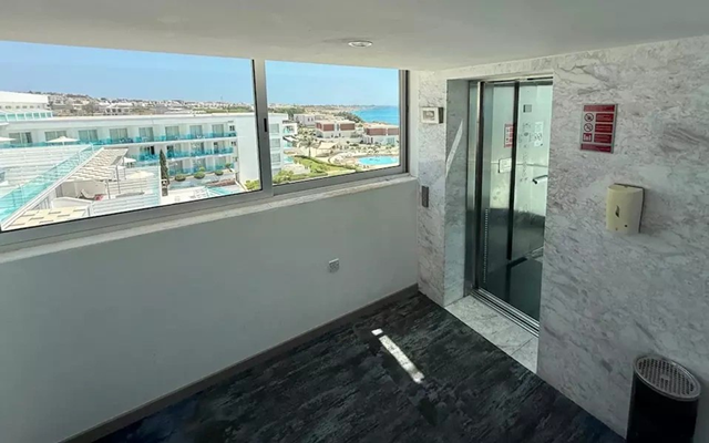Bế con trai 2 tuổi l&ecirc;n bệ cửa sổ ngắm cảnh, người cha kh&ocirc;ng ngờ chỉ v&agrave;i gi&acirc;y sau xảy ra thảm kịch