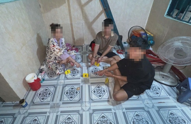 C&ocirc;ng an kiểm tra ph&ograve;ng trọ, bắt quả tang c&aacute;c đối tượng sử dụng tr&aacute;i ph&eacute;p chất ma t&uacute;y