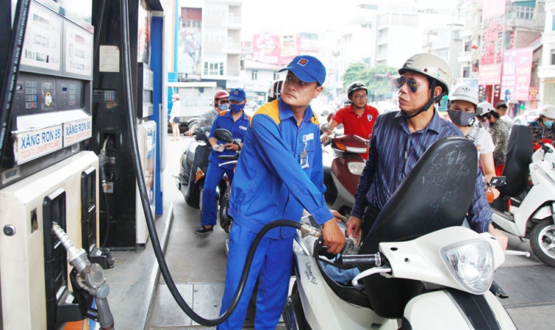 Gi&aacute; xăng dầu chiều nay 10/10: E5 RON 92 v&agrave; E10 RON 95 cao hơn đ&aacute;y 8.500 đồng/l&iacute;t, dầu \'về bờ\', gi&aacute; đầy b&igrave;nh &ocirc; t&ocirc; Mazda