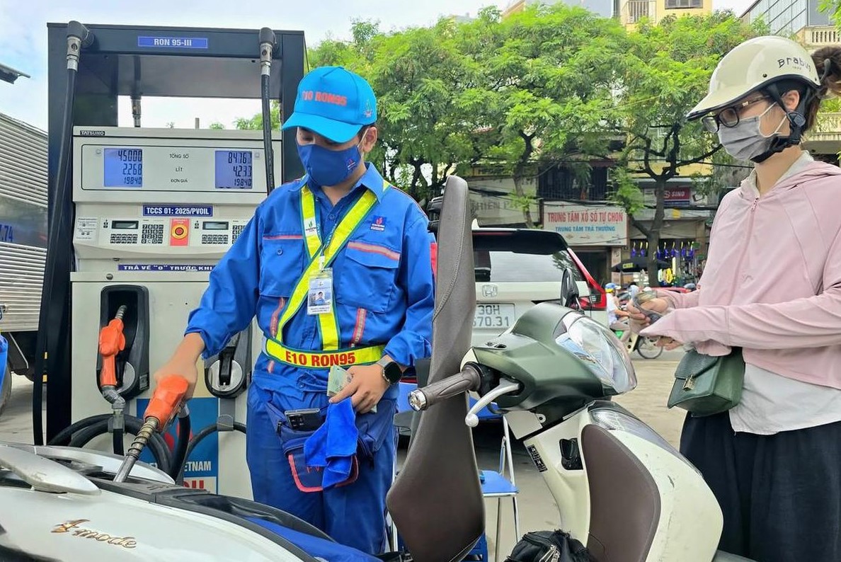 Gi&aacute; xăng dầu tối nay 10/10: Dầu đ&atilde; rẻ hơn, E10 RON 95 v&agrave; RON 92 c&ograve;n c&aacute;ch đ&aacute;y gần chưa tới 9.000 đồng, gi&aacute; đầy b&igrave;nh xe số
