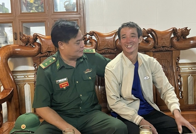 Mất t&iacute;ch sau vụ ch&igrave;m t&agrave;u c&aacute;, thuyền trưởng bất ngờ trở về nh&agrave; sau gần 8 giờ sinh tử tr&ecirc;n biển